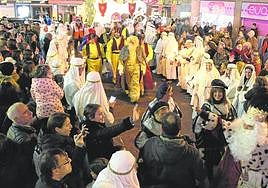 La cabalgata va acompañada, en Ermua, de alrededor de 200 personas que colaboran en el pasacalles.