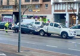 Un operario retira un vehículo mal estacionado en la Avenida de Gasteiz esta mañana de viernes.