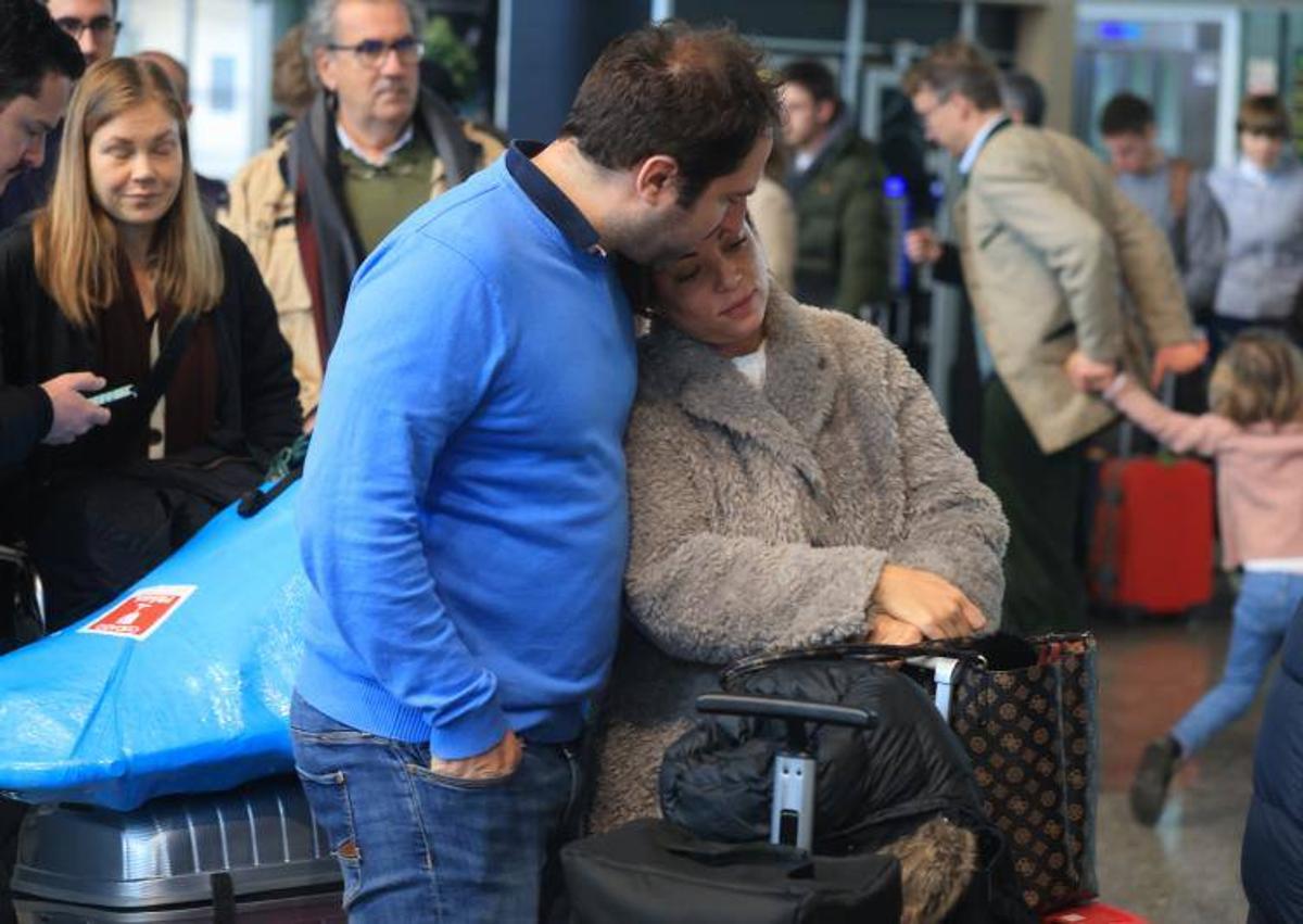 Imagen secundaria 1 - Estampas de este viernes en el aeropuerto de Loiu, donde se han formado larguísimas colas a lo largo de la mañana que prácticamente salen por la puerta de acceso a la terminal. Las maletas se amontonan en la zona de recogida