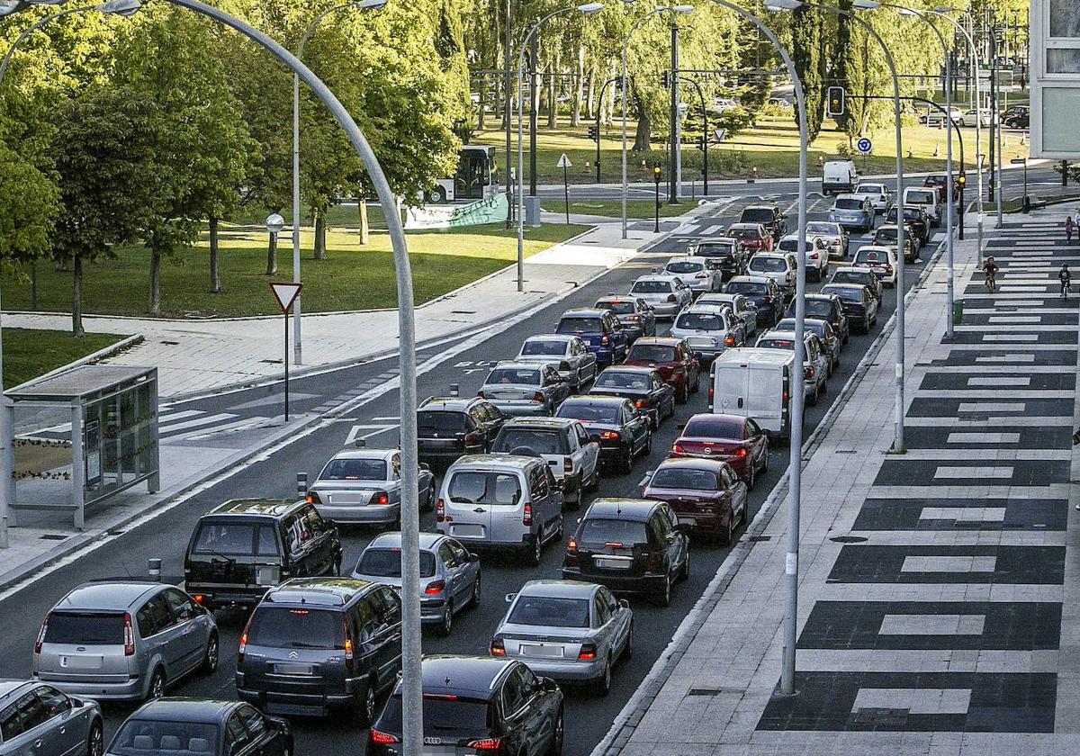 Retención de coches en el acceso a Vitoria desde la rotonda de América Latina, uno de los puntos negros del tráfico local.