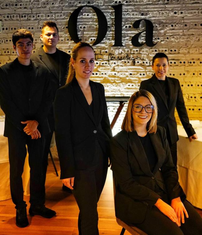 Sala. Daniel Restrepo, Julio Galán, Carlota Careaga, Vanessa Gallego y Maria Magdolna Mihaly conforman junto a Cristina Charro, maître, el equipo de sala de Ola.