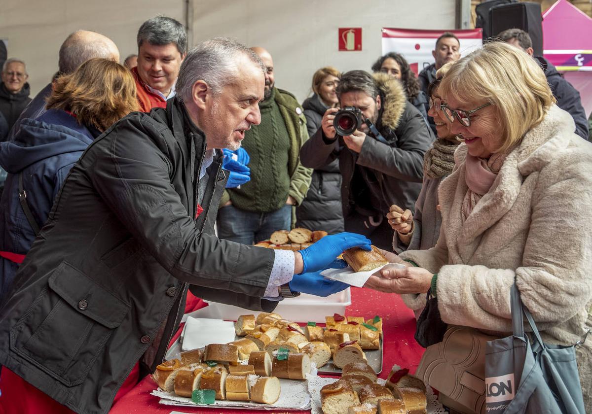 Urkullu participó ayer en el reparto de un roscón solidario.