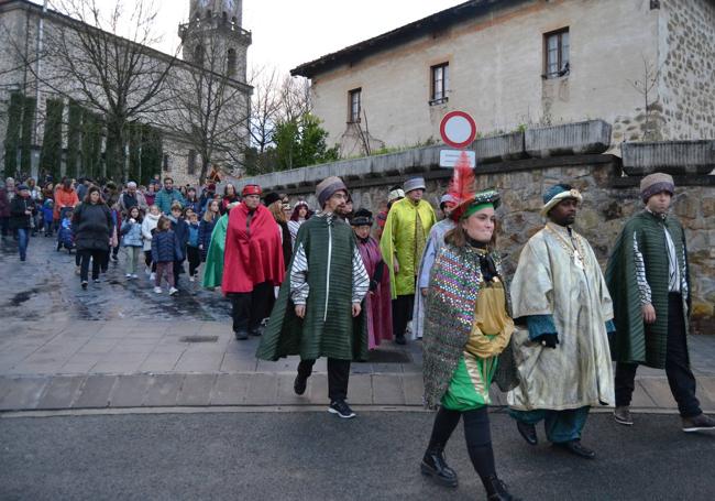 La cabalgata de Amurrio contó con una participación muy alta.