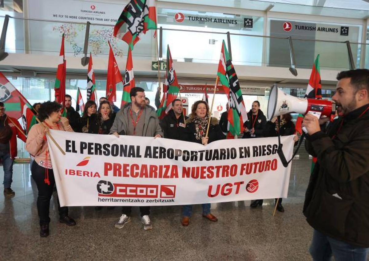 Imagen secundaria 1 - Arriba, las cintas de equipaje no han funcionado con normalidad. A la izquierda, los trabajadores realizan una protesta. A la derecha, maletas apiladas en la terminal de llegadas.