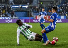 Mendy se excede ante Simeone en una acción que mereció penalti, aunque el árbitro Iglesias Villanueva, muy encima de la jugada, pasó por alto.