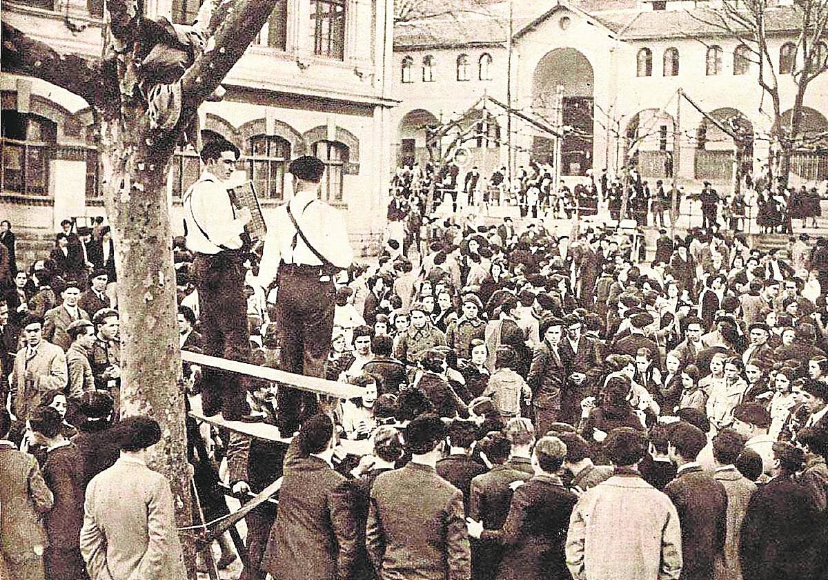 Imagen de una sesión de baile en la Plaza de San Pedro de Deusto.
