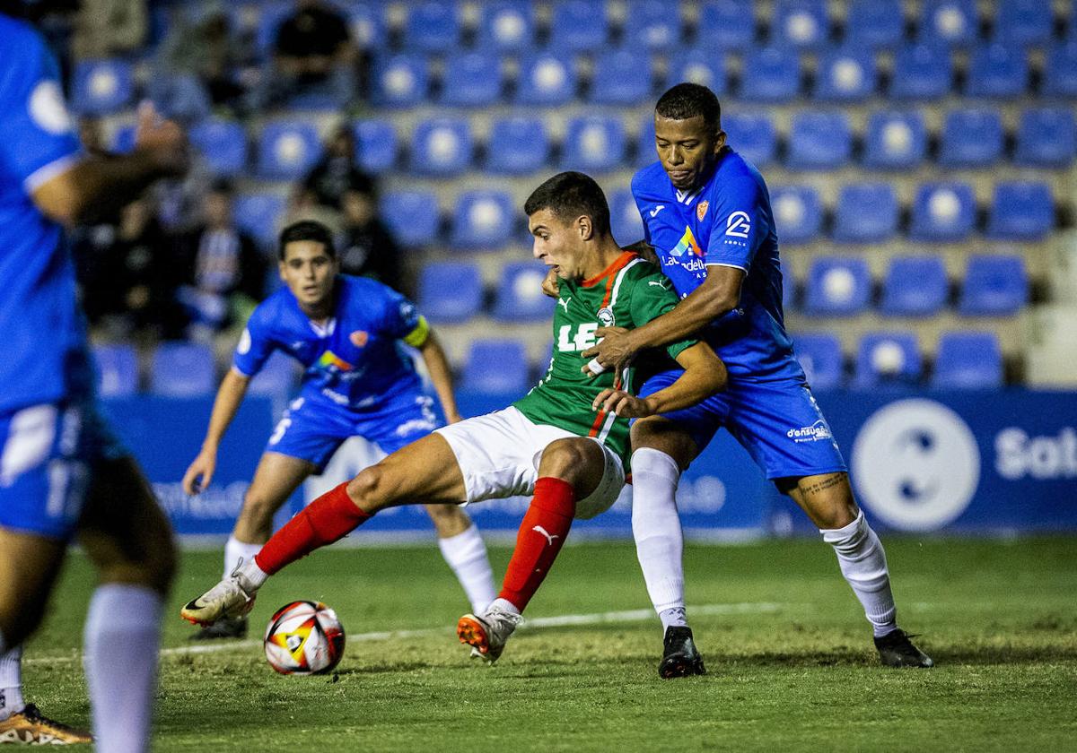 Karrikaburu protege el balón en el duelo copero ante el Deportivo Murcia.