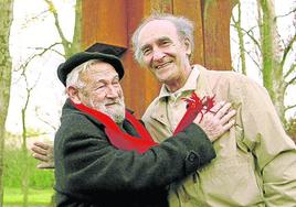 El reencuentro entre los dos artistas tuvo lugar en la finca Zabalaga, ante la escultura de Chillida 'Besarkada' (El abrazo).