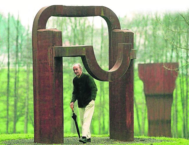 Eduardo Chillida pasa junto al 'Arco de la libertad' que se puede contemplar en el museo hernaniarra.