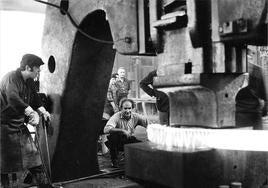 Chillida supervisa el trabajo en la forja de Legazpi en una imagen de los años 70.