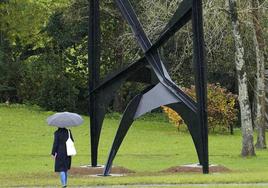 La monumental escultura 'Morning Cobweb' de Alexander Calder, en la campa de Chillida Leku. Abajo, Aimé Maeght.