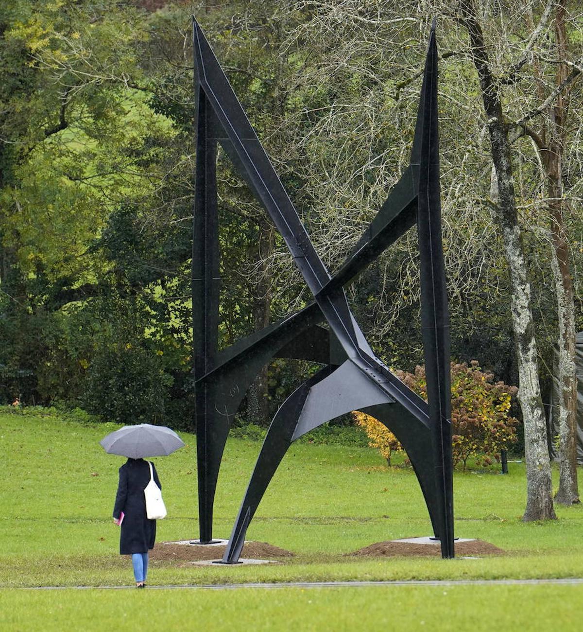 La monumental escultura 'Morning Cobweb' de Alexander Calder, en la campa de Chillida Leku. Abajo, Aimé Maeght.