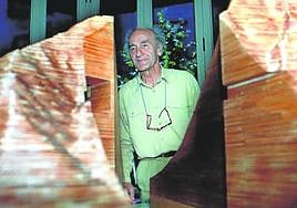 Chillida, junto a una maqueta del proyecto para Tindaya que nunca llegó a materializarse.