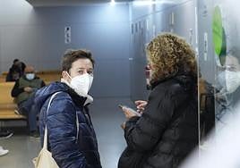 Dos mujeres con mascarilla en uno de los ambulatorios de Barcelona.