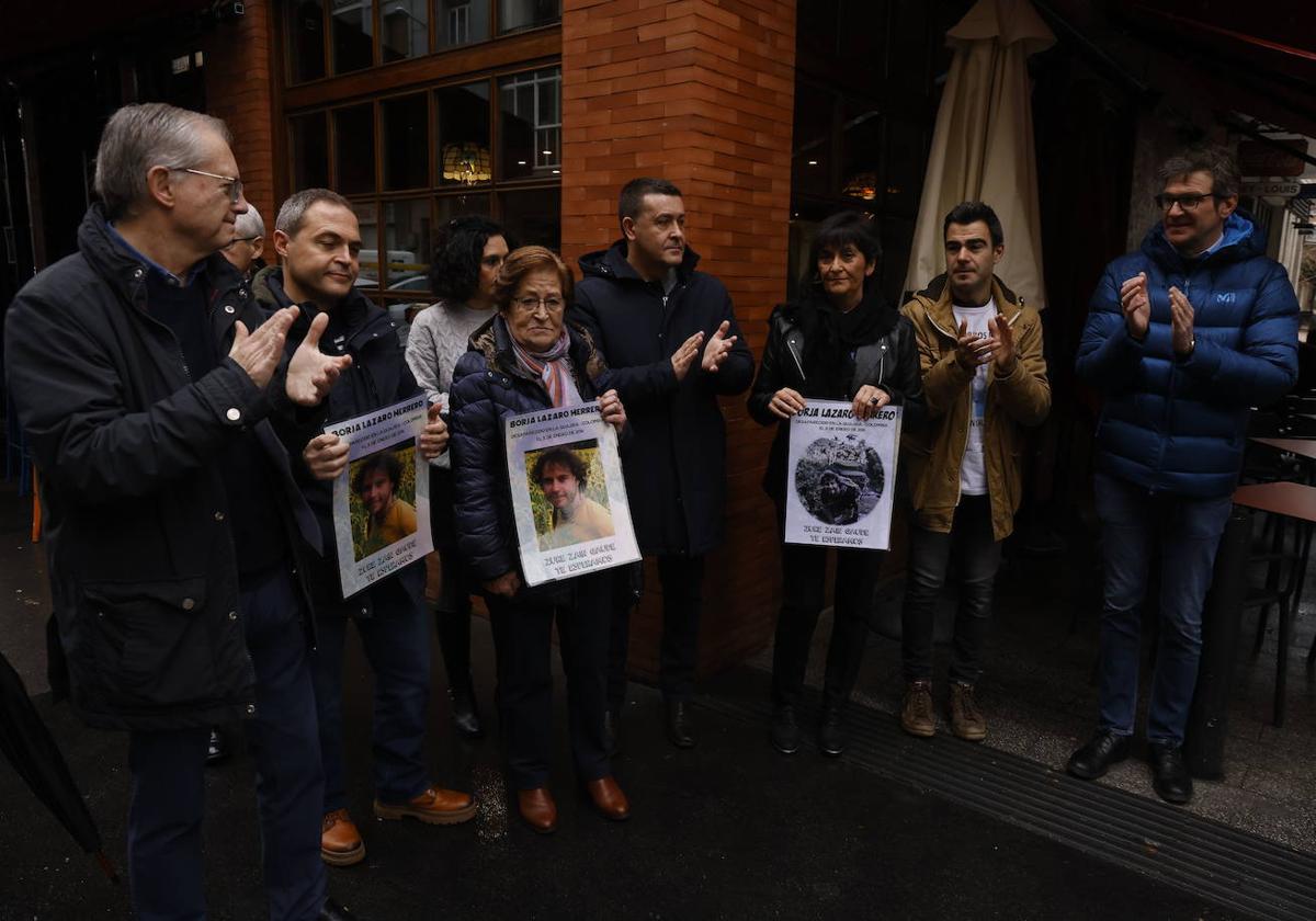 Familiares y amigos de Borja con políticos locales en una de sus concentraciones anuales en Vitoria.