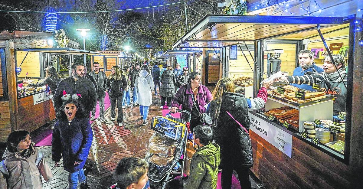 Compradores pasean por el Mercado de Navidad de La Florida durante esta última edición.