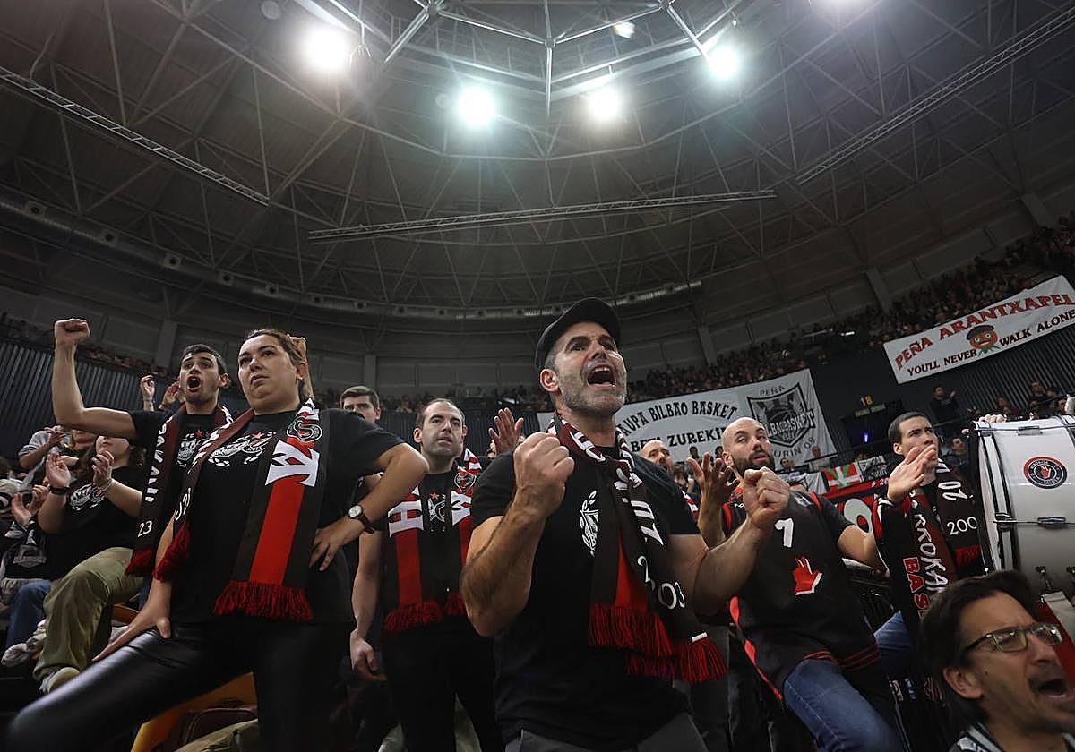 La marea negra nunca falla: más de 9.000 aficionados arropan al Surne en Miribilla