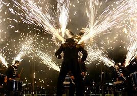 Deabru Beltzaken 'Su danborrak' ikuskizuna.