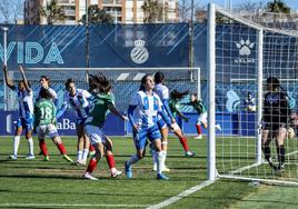 La imagen recoge el instante posterior al gol desde el córner de la alavesista Monente.