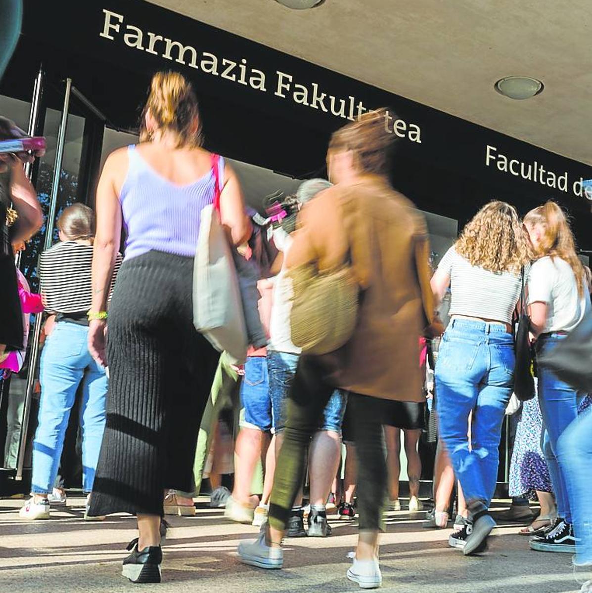 Estudiantes acceden a la Facultad de Farmacia de la UPV.