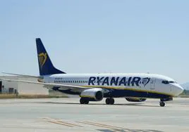 Una aeronave de Ryanair estacionada en Foronda.