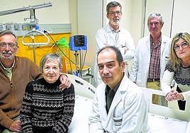 Fernando, Irene y Ana con sus médicos en el hospital de Cruces.