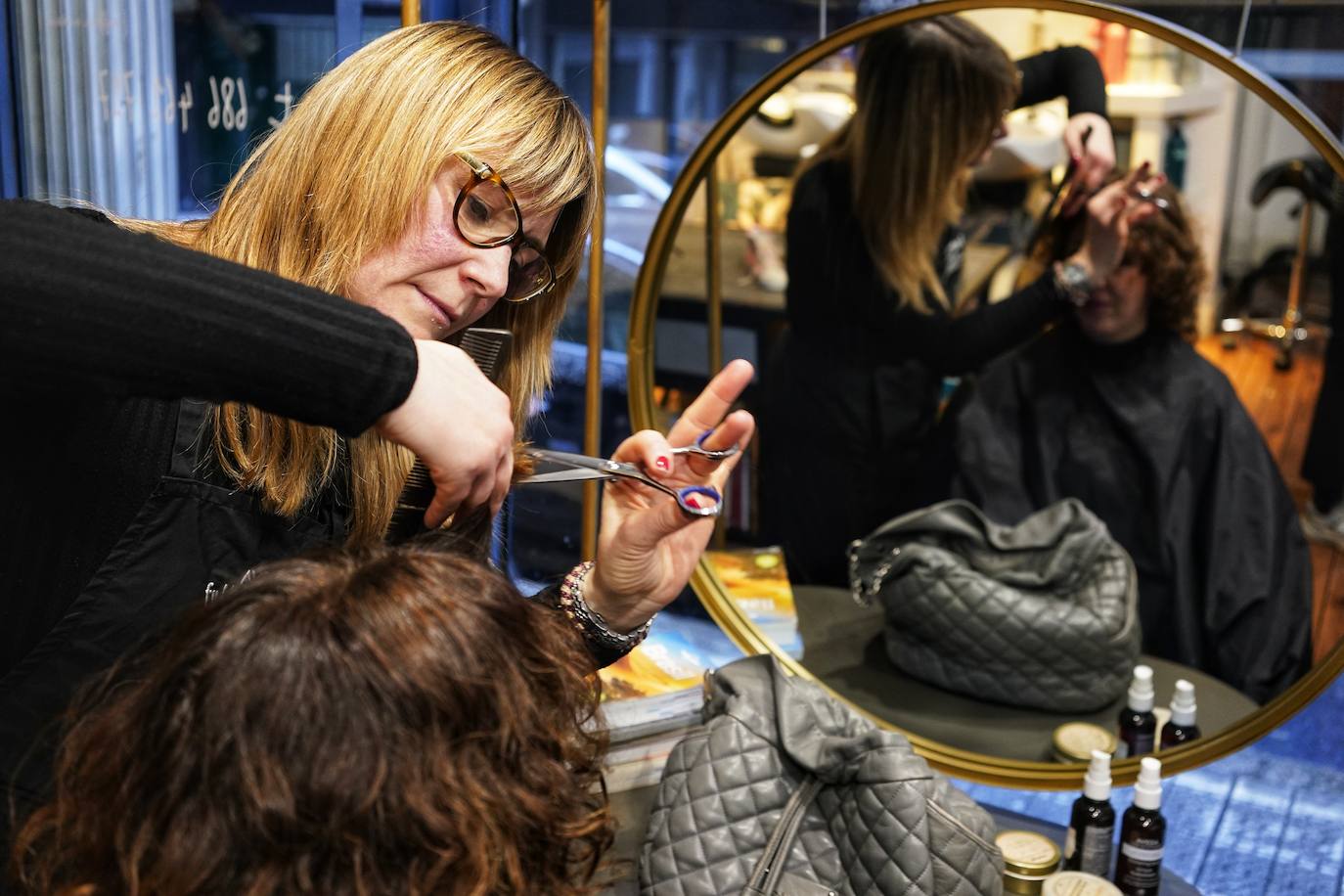 La peluquería «sin modas» en Bilbao de Silvia, que vive en una cabaña de madera de 20 metros