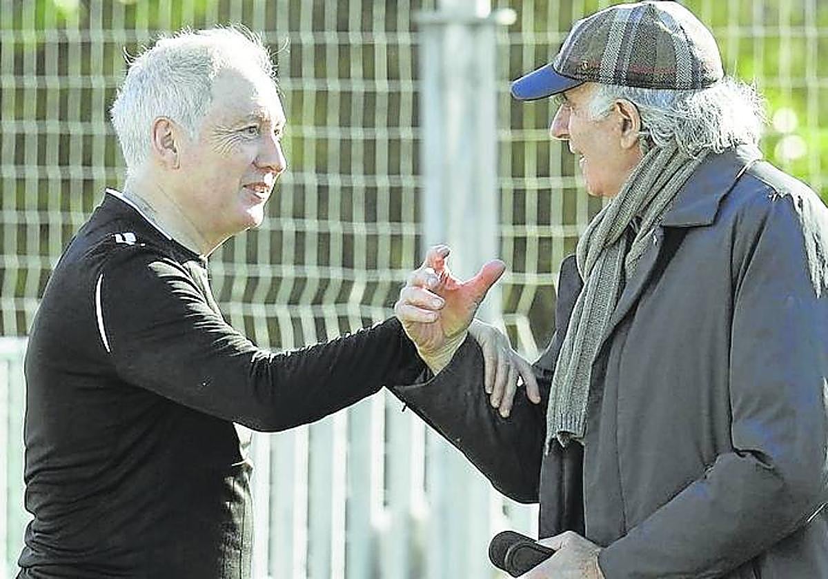 Xabier Losantos Omar saluda a Jose Ángel Iribar.