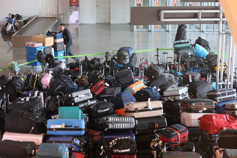 Las maletas se acumulan en la terminal.