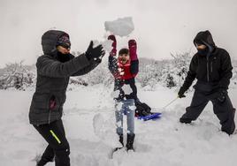 Un manto blanco cubrió Opakua, donde varias personas se acercaron a disfrutar de la nieve.