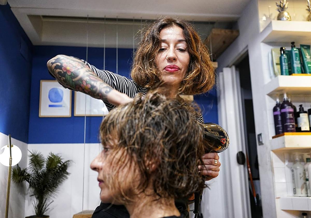 La peluquería «sin modas» en Bilbao de Silvia, que vive en una cabaña de madera de 20 metros