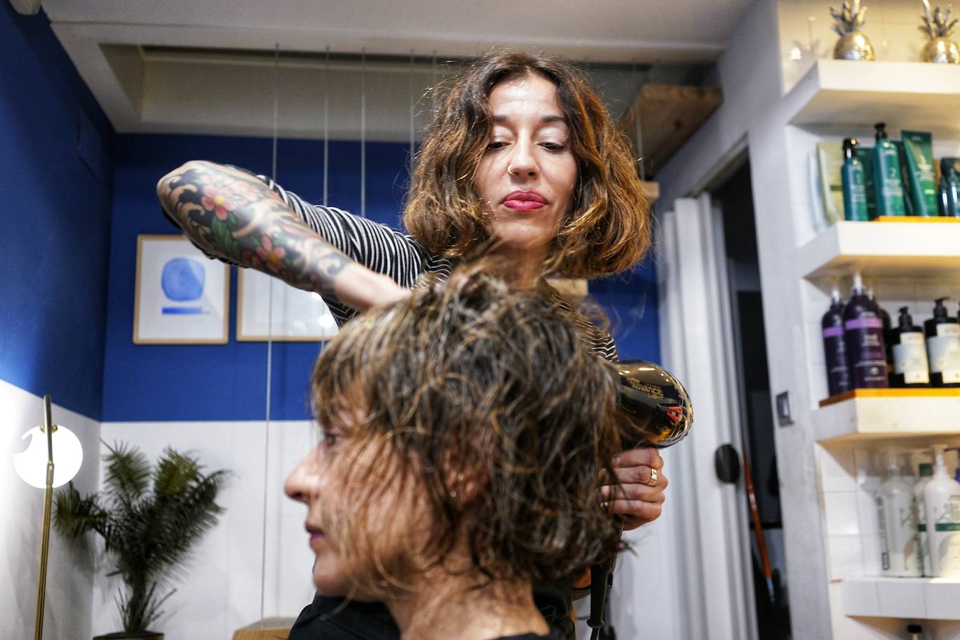 La peluquería «sin modas» en Bilbao de Silvia, que vive en una cabaña de madera de 20 metros