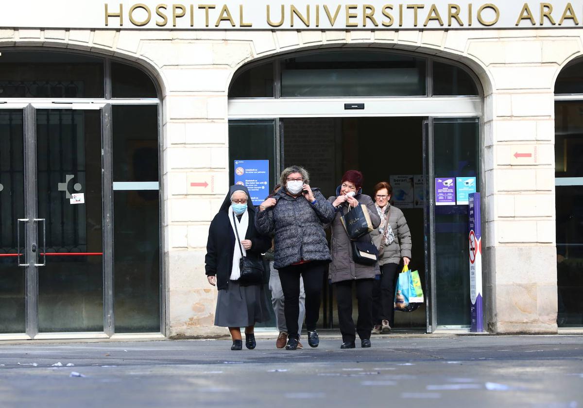 Varias personas con mascarilla salen del Hospital Universitario Araba.