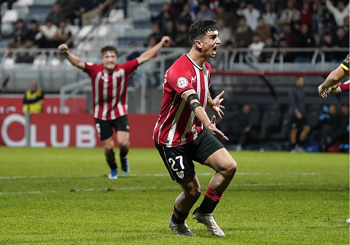 Aingeru Olabarrieta celebra un gol durante esta temporada en el Bilbao Athletic.