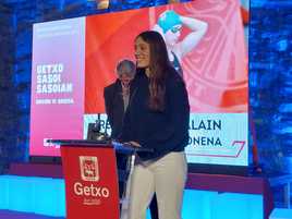 Irene Pera recogiendo el premio.