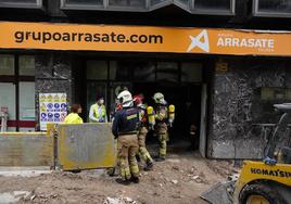 Bomberos y sanitarios en el edificio en obras de la calle Dato.