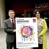 Patxi Juaristi, Eusko Ikaskuntzaren XIX. Kongresuko presidentea, eta Belén Moreno, kartelaren egilea, kongresuko egoitza izango den Gasteizko Europa Jauregiaren aurrean.