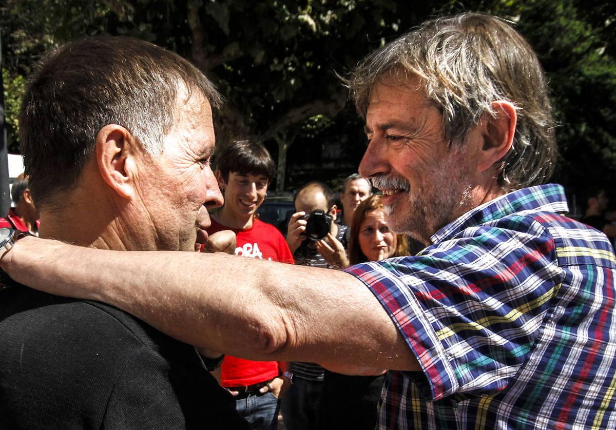 Arnaldo Otegi con Rafa Díez, el último de los condenados por el 'caso Bateragune' en salir de prisión.