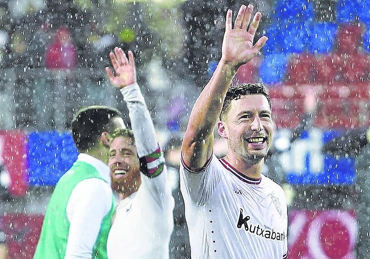 De Marcos y Muniain saludan a la afición rojiblanca tras eliminar al Eibar en la Copa.