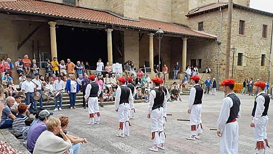 Una obra de teatro y los partidos de pelota a mano inician las fiestas de San Antonio de Berriz