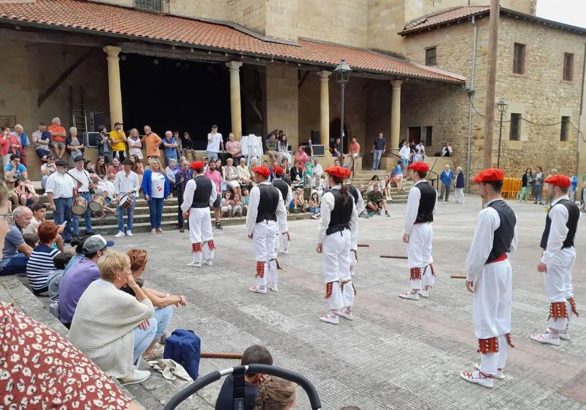 Los dantzaris locales volverán a bailar en estas fiestas en la localidad berriztarra.