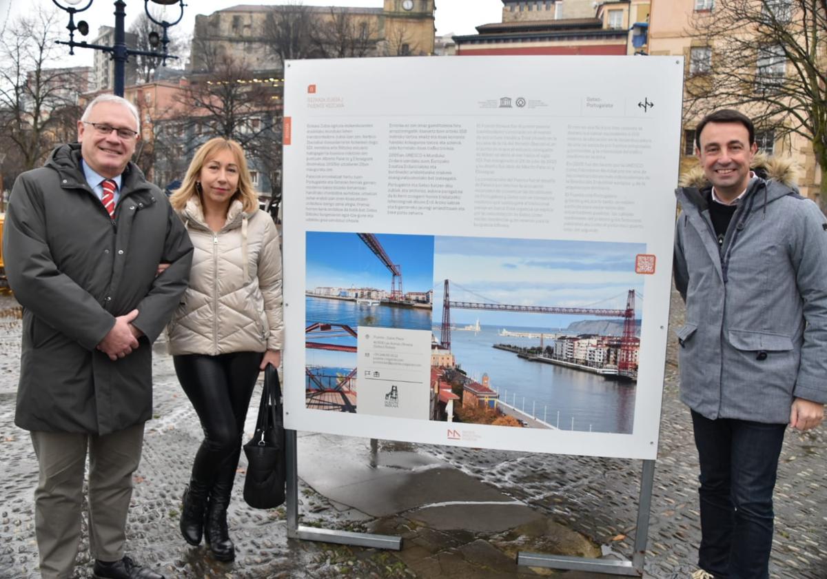 El director de Basquetour, Daniel Solana, inaugura la muestra en la plaza del Solar junto al alcalde, Mikel Torres, y la edil de Cultura, Estíbaliz Freije.