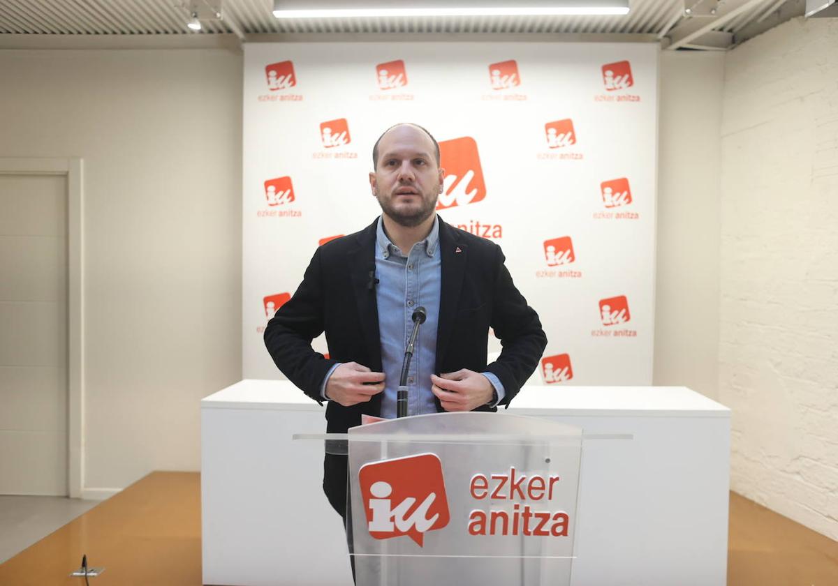 El secretario de Organización de Ezker Anitza-IU, Iñigo Martínez, en la rueda de prensa ofrecida este miércoles.