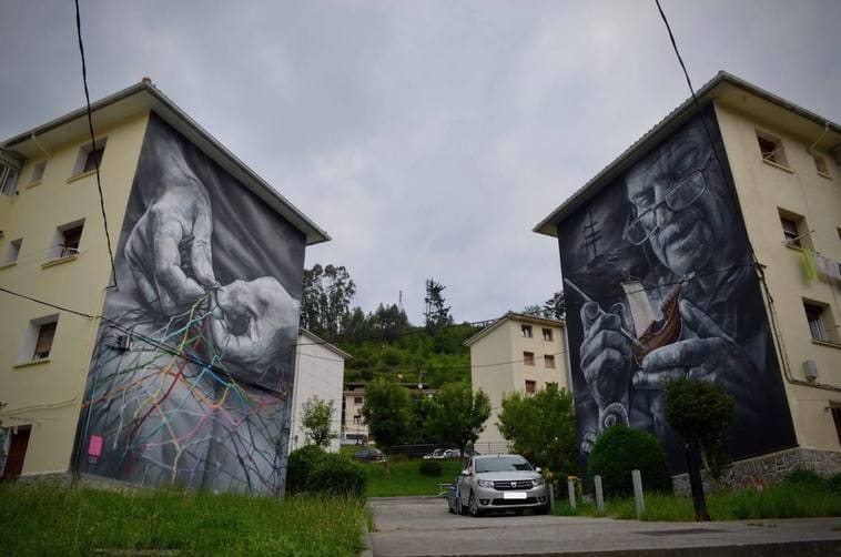 Dos de los murales que embellecen sendos bloques de viviendas de Ondarroa.