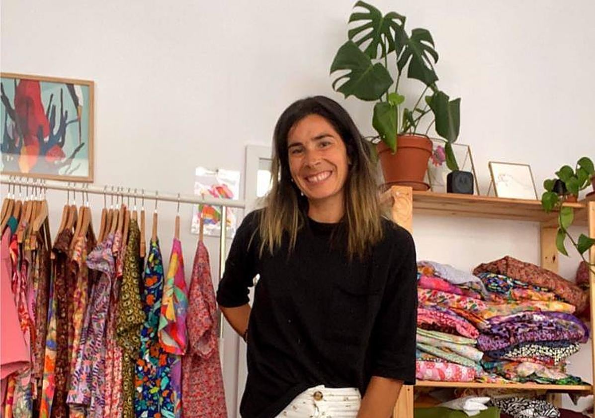 La abadiñarra posa en el taller en el que elabora sus prendas de diferentes estilos.