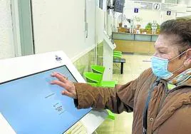 Una mujer con mascarilla ayer en uno de los centros de salud con los que cuenta Osakidetza en Bilbao.