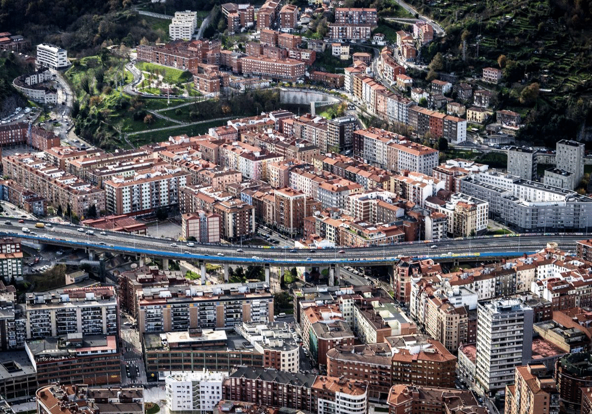 Panorámica de la A-8 a su paso por el entorno de Rekalde y Basurto.
