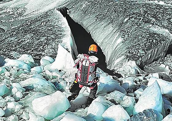 Txikon atraviesa un delicado tramo del glaciar.