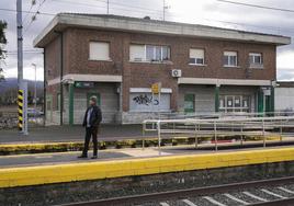 La sala de espera de la estación de Alegría-Dulantzi está cerrada desde hace una década.