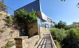 La cafetería Usategi está situada en un entorno privilegiado desde donde se observa el Abra y a pocos metros del Puerto Viejo.